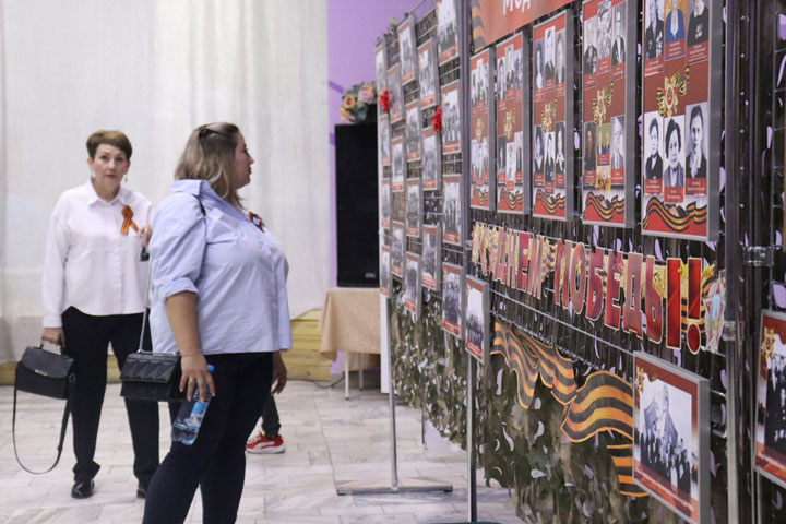 В Алтайском районе открывается патриотическая выставка