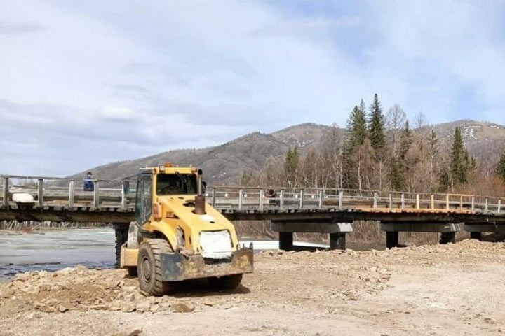Реконструкция моста через реку Каратас идет на дороге Шира - Беренжак 