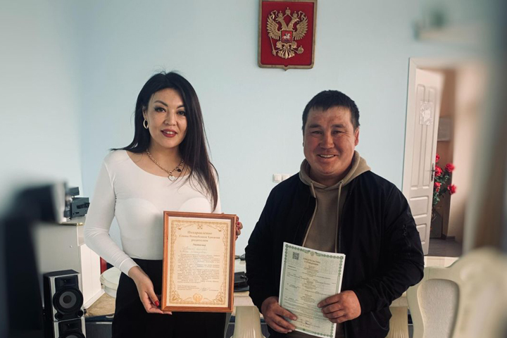Семье из Аскизского района вручили поздравительный адрес от главы Хакасии
