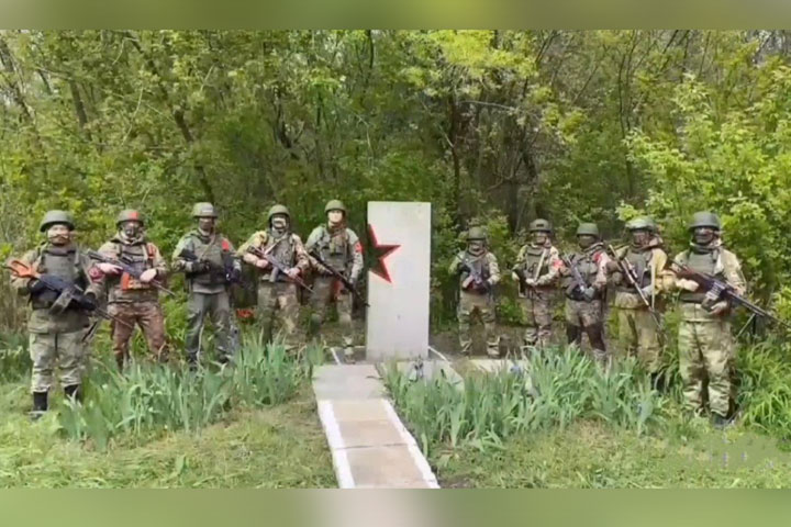 Военнослужащие из Хакасии отреставрировали в ЛНР заброшенный памятник воинам - узникам фашистского концлагеря